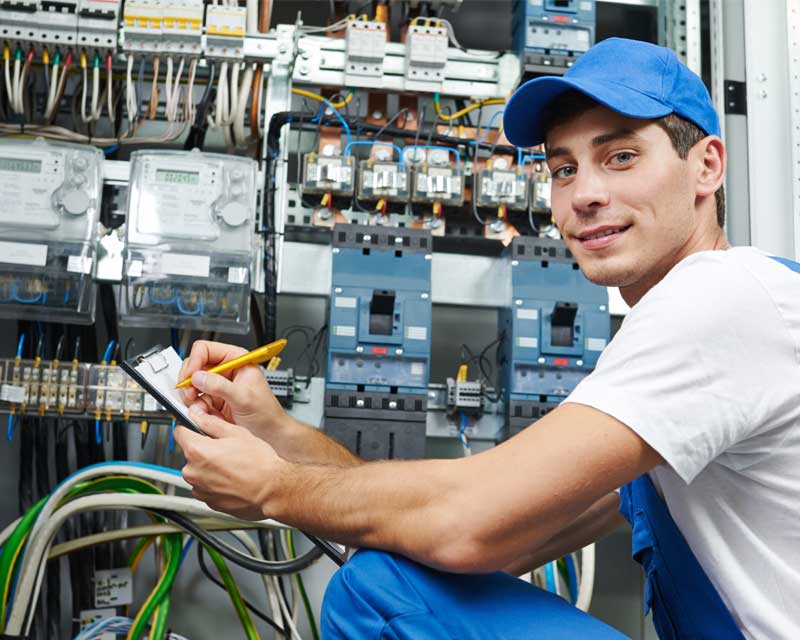Simon, électricien en intervention à Créteil (94)